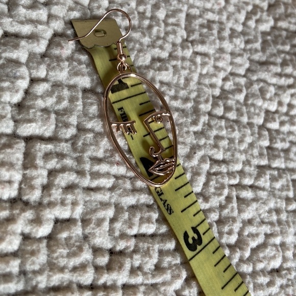 💌 Handmade Winking Eye Gold Tone Earrings - Picture 5 of 7